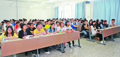 打开青年学生思想上的“锁头”