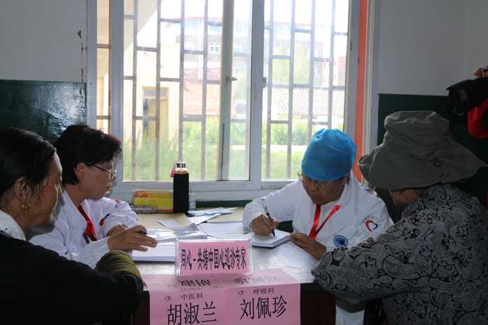 图为“同心·共铸中国心阿坝行”巡诊专家在阿坝州若尔盖县为群众看病。摄影：王燕 齐美泽仁（图片来源：若尔盖县政府网站）