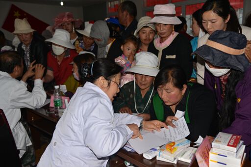 图为“同心·共铸中国心阿坝行”在阿坝州阿坝镇设立的临时义诊室挤满了来看病的群众。摄影：彭嘉靖（图片来源：新华网）