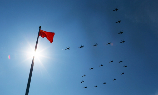 9月3日，中国人民抗日战争暨世界反法西斯战争胜利70周年纪念大会在北京隆重举行，20架直升机在空中组成“70”字