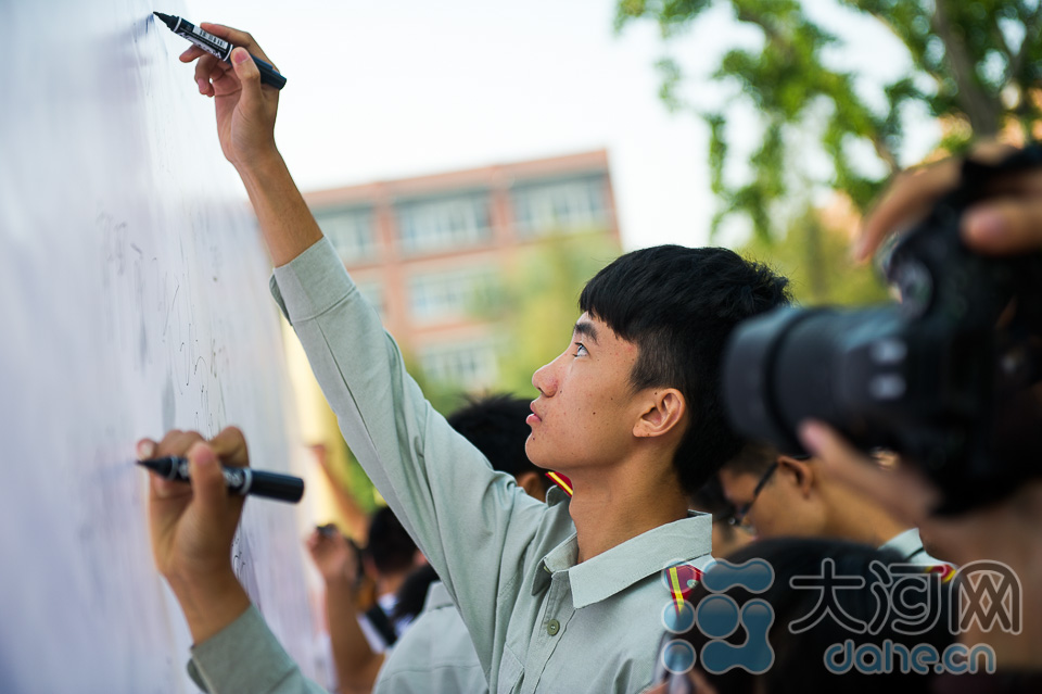 郑州大学万名新生举行系列活动纪念抗战胜利70周年