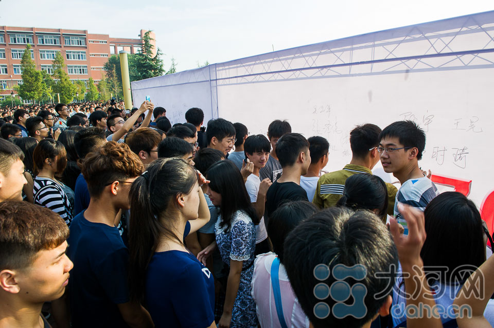 郑州大学万名新生举行系列活动纪念抗战胜利70周年