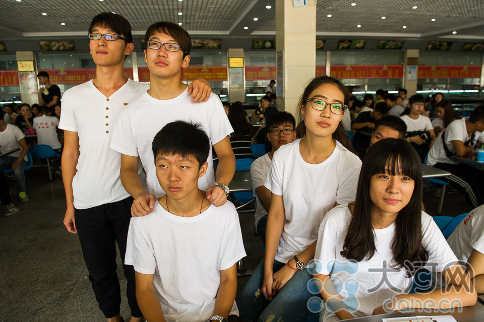 郑州大学万名新生举行系列活动纪念抗战胜利70周年