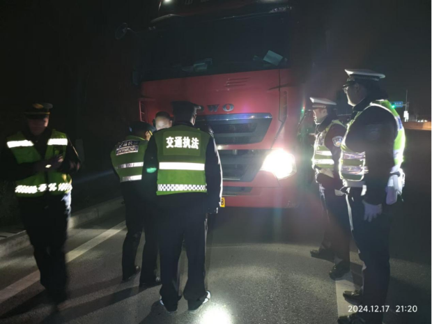 交通、公安持续开展 冬季治超“百日攻坚”联合执法行动